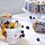 Blueberry muffins with cardamom crumble