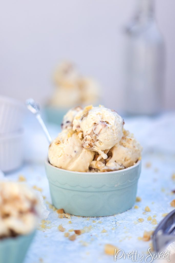 3 scoops of no-churn ice cream with macadamia brittle in a blue ramekin