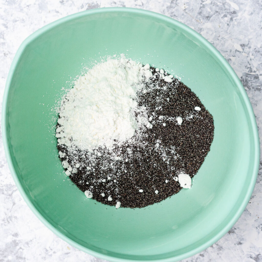 poppy seeds with starch in a green bowl